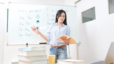 Digital storytelling for online distance learning