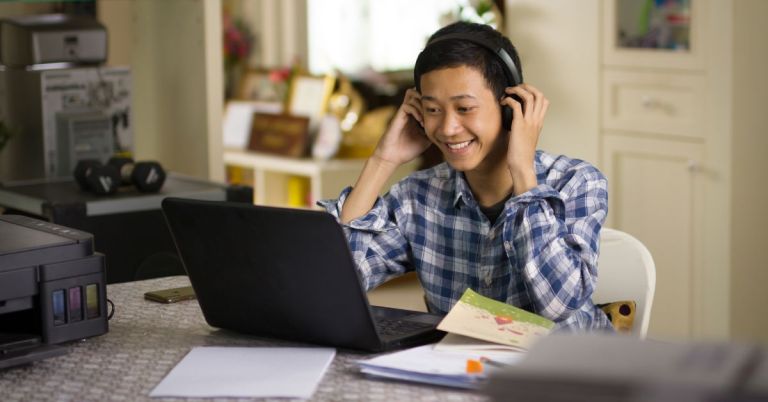 Fostering collaborative learning in the virtual space